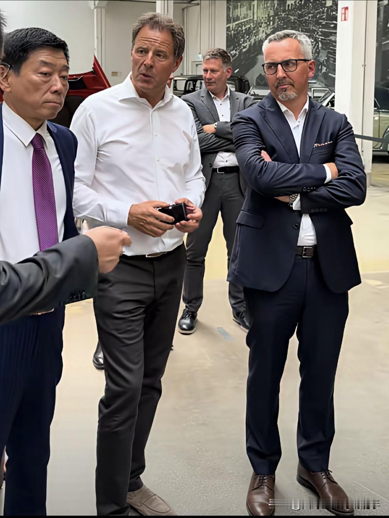 老魏这气质拿捏的死死的。
现在咱们来到慕尼黑宝马博物馆，心态完全不一样了。再也不