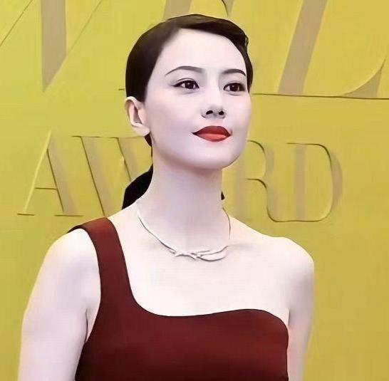 12月22日，高圆圆身着酒红色鱼尾裙亮相上海时尚芭莎珠宝年度盛典。
她身穿Saf