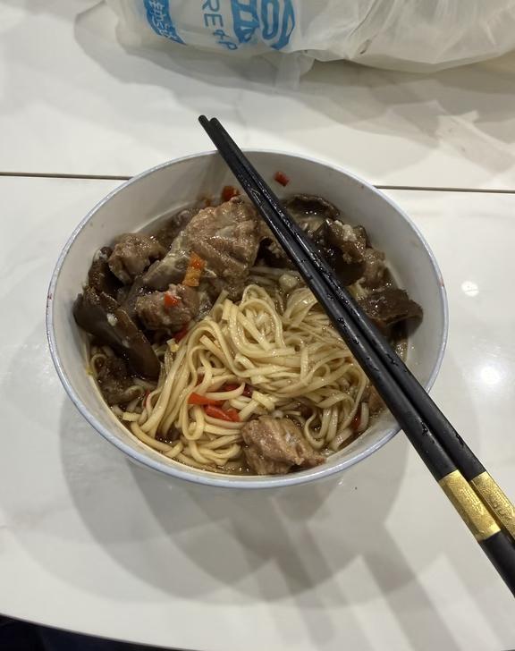 一人食
今天一个人在家休息，懒得做饭，给自己煮了一碗面，加上昨天剩下的汤。一人食