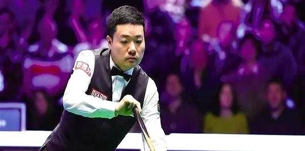 还记得丁俊晖当年打世锦赛的时候吗？
镜头扫过观众席，中国面孔屈指可数。
他赢了球