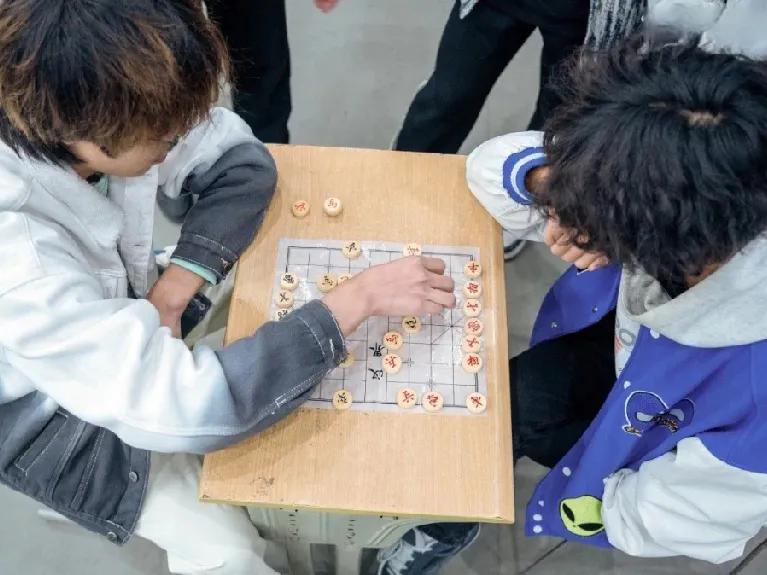 象棋：方寸间的智慧博弈
棋盘方寸，却似千军万马的战场。红黑棋子，各怀使命，严阵以