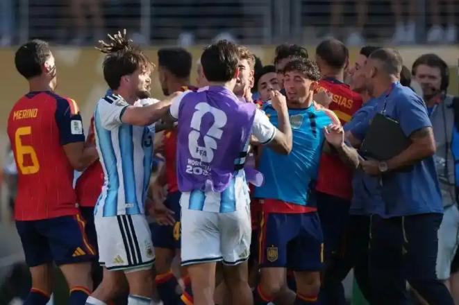 世界杯亚军翻车！阿根廷队这次真把FIFA惹毛了。7月29日，国际足联一纸公告炸翻
