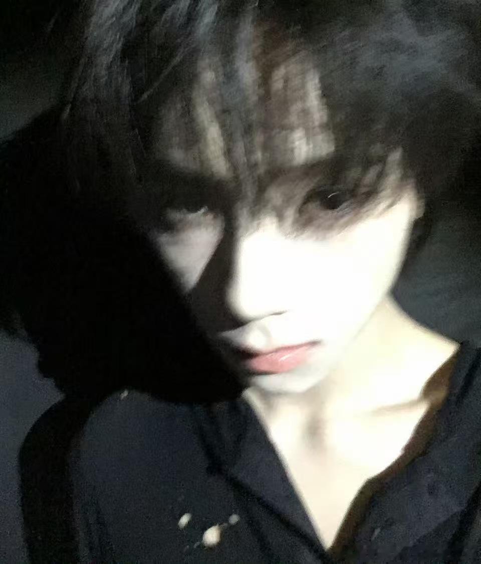 王橹杰古早味自拍是谁还没看过王橹杰这组图!冷调光影下的王橹杰🖤隐匿于暗色之中，