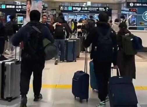 大家有没有发现一个很奇怪的现象，去日本的中国人拼了命的往回赶，赴日航班集体停飞，