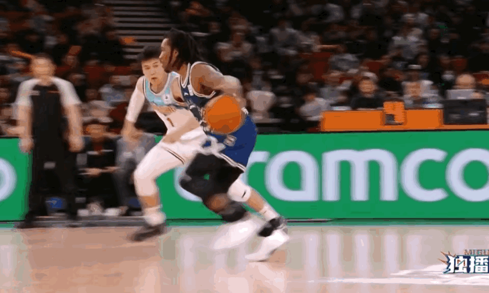 黄荣奇在年轻的时候脾气真的特别大，犯规也一点不手软！
一次比赛中，上海队外援布莱