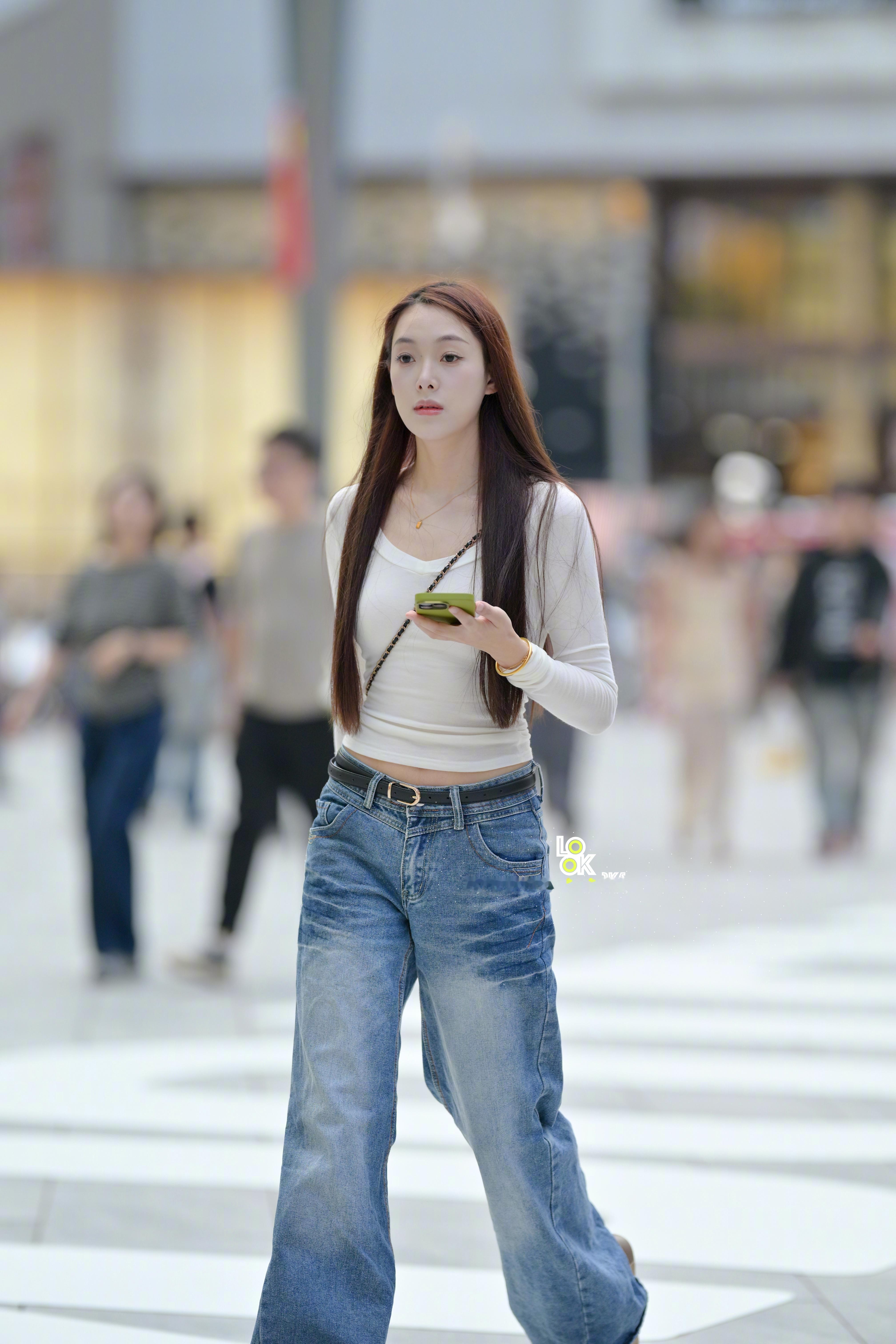 今年牛仔裤一定要配大腰带哈！又流行回来了 ​​​