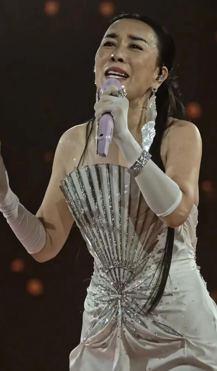 那英演唱我花了 1180元，去看现场之后，我哭了，不是因为兴奋，而是因为那英马上