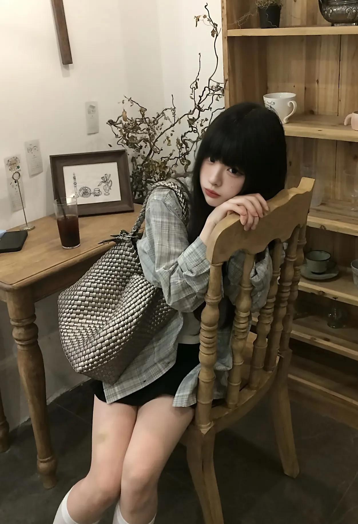 肯定不会幸福，除非这个丑老婆带来了巨额嫁妆。
没有任何丑女人嫁人是幸福的，因为爱