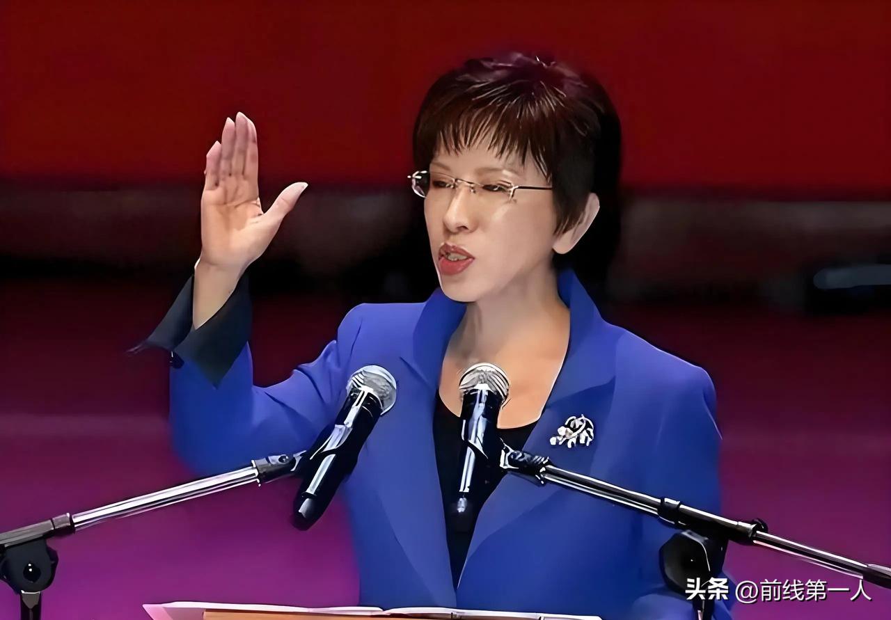 老太太这回不忍了！78岁的洪秀柱在台北当众拿起话筒，冲着沈伯洋就是一句：人不能够