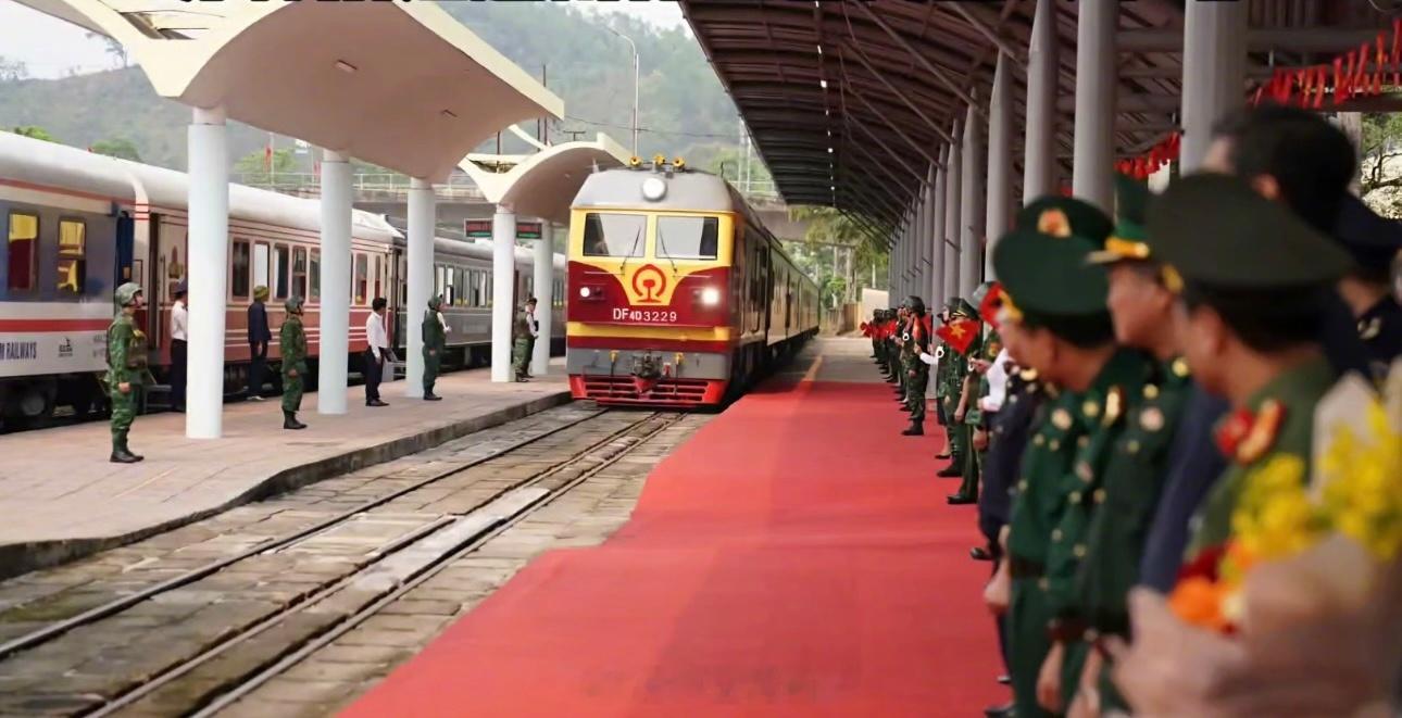 不同的人，不同的机车，不同的列车，但场景和七年前区别不大威严庄重的中国专运机车开