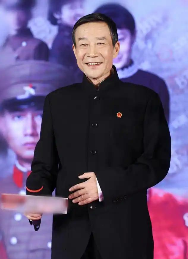 10月22日晚，在纪念长征胜利90周年《长征颂歌》文艺晚会上，72岁的李雪健带来