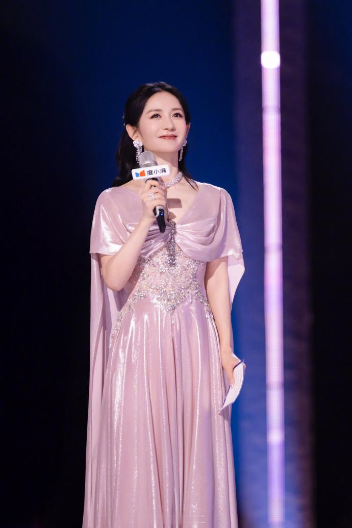 谢娜粉闪造型好甜谢娜粉粉闪闪拿捏少女感谢娜三公粉闪造型好甜！粉白渐变搭配灵动设计