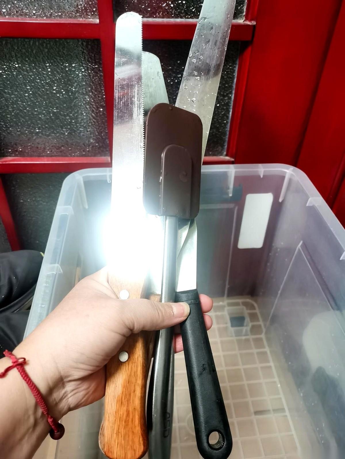 “十几万投资，只收一万块！”雨哗啦啦下，店老板指着那堆烘焙工具，声音里透着股子泄