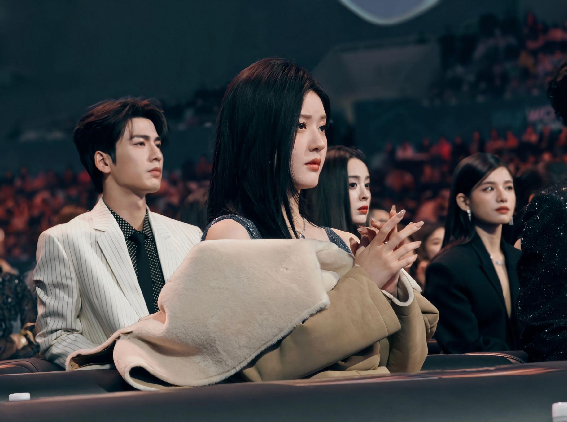 如果忧郁是一种天赋，鼻梁好挺