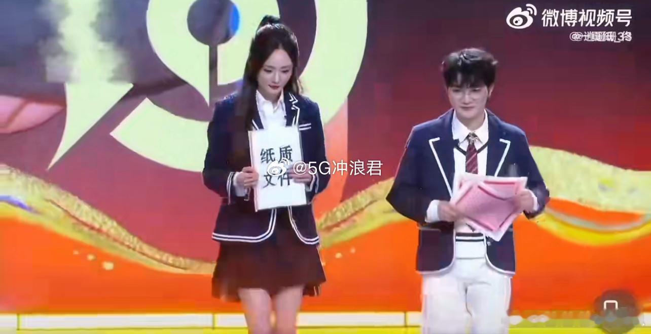 周深学长你的麦爆了现场气氛被他带动得特别好，歌声有感染力，状态又鲜活，连音量都带