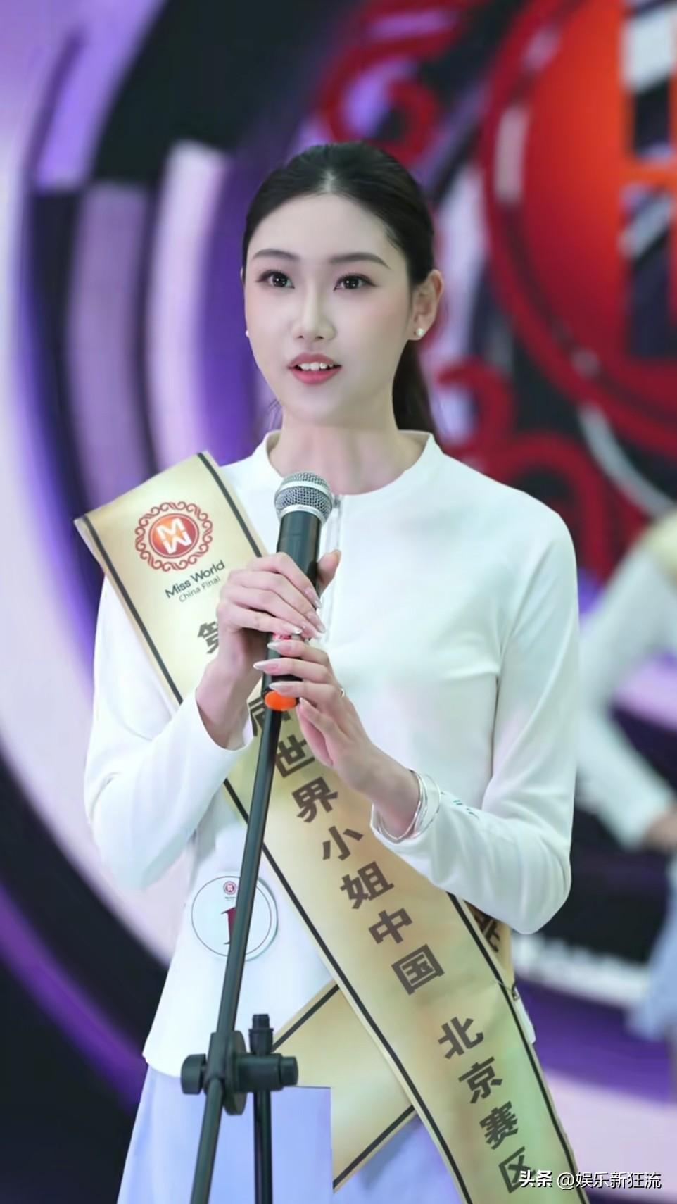 世界小姐模特大赛北京冠军刘悦彤，身高180厘米，被誉为小虎牙美女，非常爱笑的她小