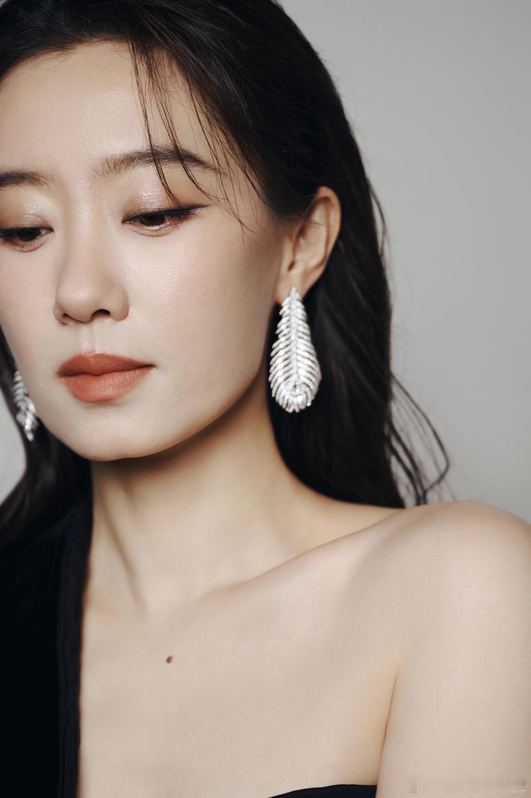 张小斐 可以坐评委腿上看电影吗 斐妈把松弛感玩出了新高度！白衬衫大片氛围感直接拉