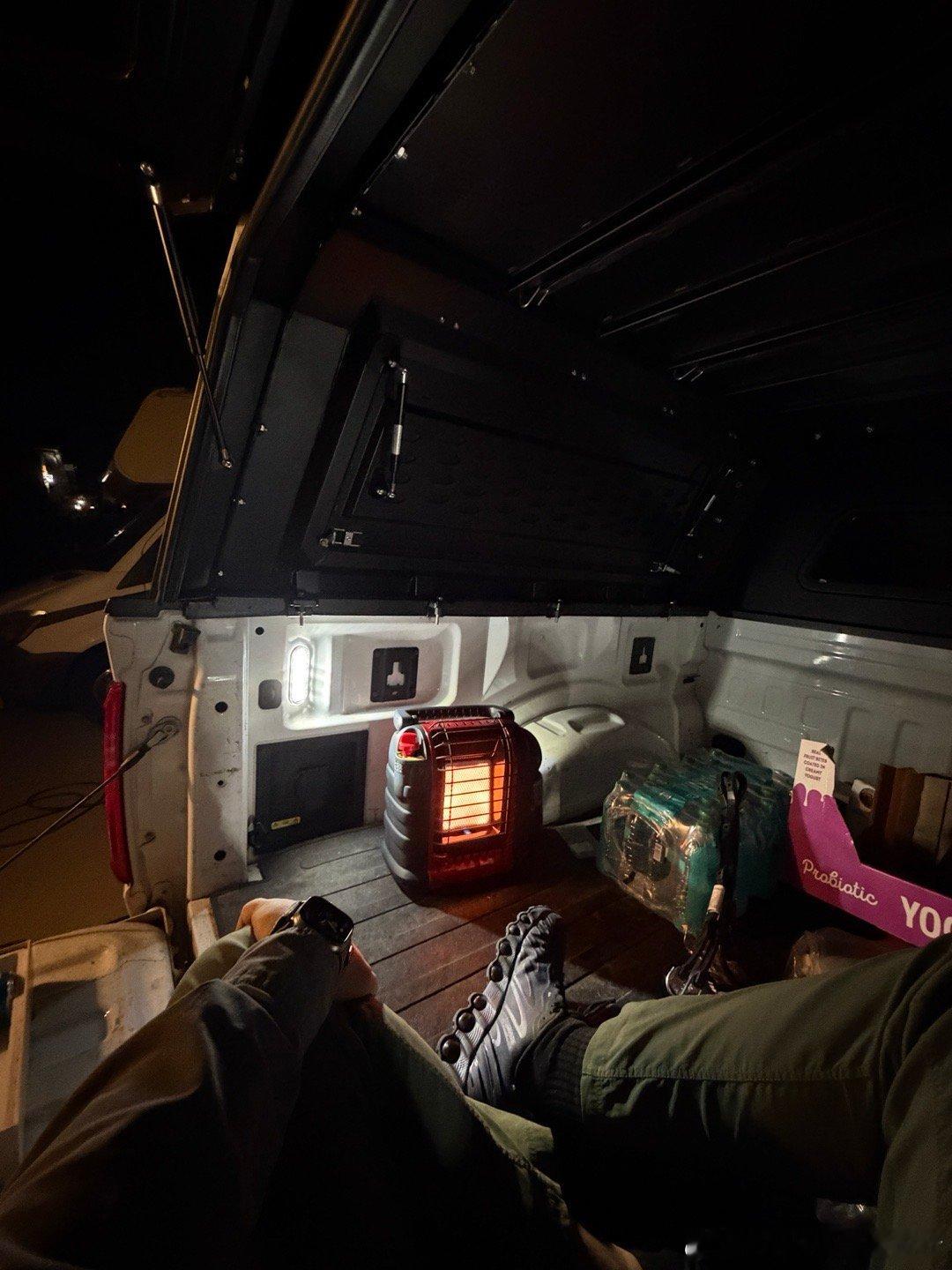 最近的快乐是把皮卡开到雪地里然后烘暖炉 