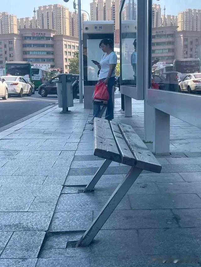 看看这就是青岛“国际大城市”，的公交站，是不是叫人汗颜啊？[流泪]#发现美好青岛