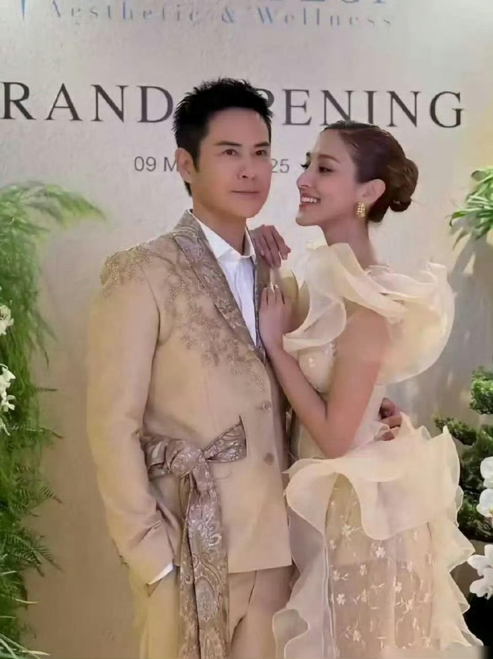 陈凯琳对郑嘉颖绝对是生理性喜欢，望向丈夫的眼神充满了甜蜜。 
不然身为港姐冠军且