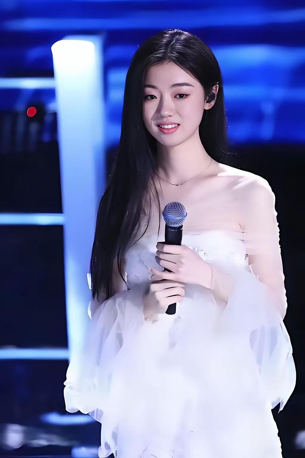 她把自己名字里的一个字弄丢了！丢的好快！丢的好可惜！现在她已经没有了18岁时的清