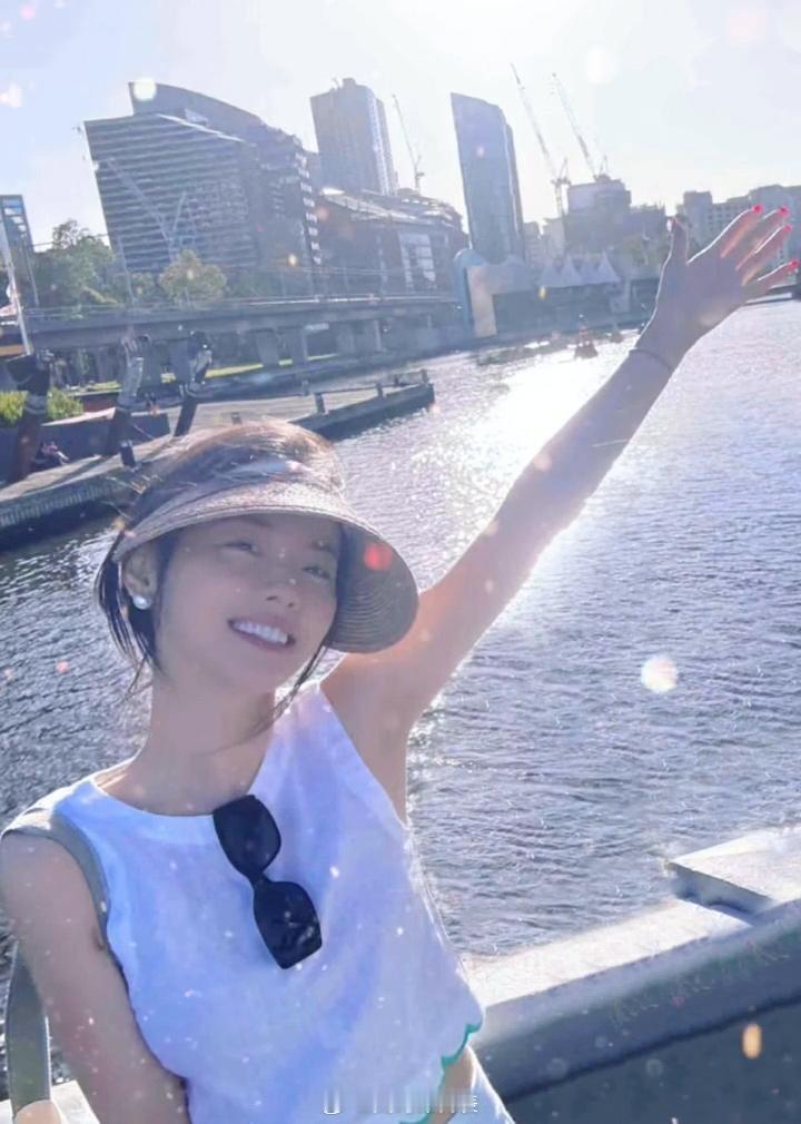 澳洲偶遇张嘉倪一家  网友澳洲偶遇张嘉倪一家  澳洲偶遇张嘉倪一家，带着爸爸以及