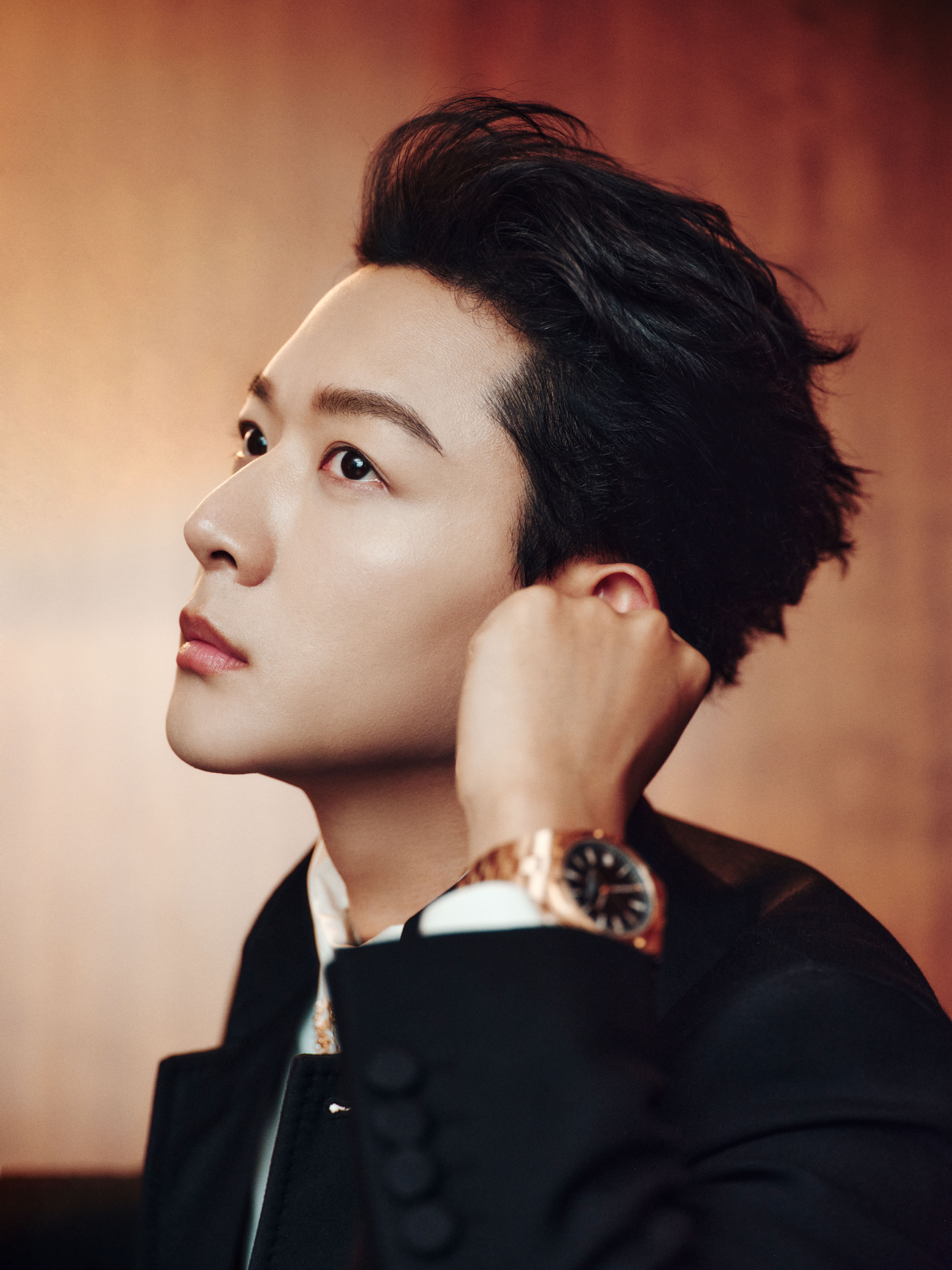 演员张晚意出席第十六届北京电影节造型图集，一袭Loro Piana立领套装帅气得