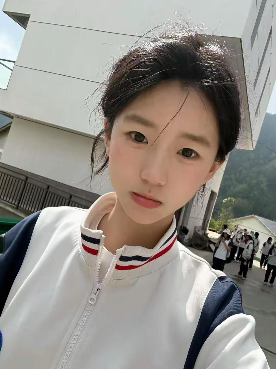 青春校园风甜系少女照 甜美自拍图