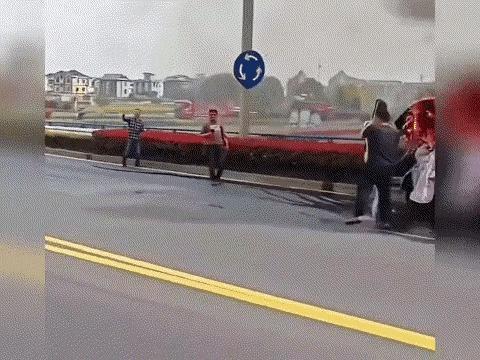 洒水车今天摇身一变成了消防车～