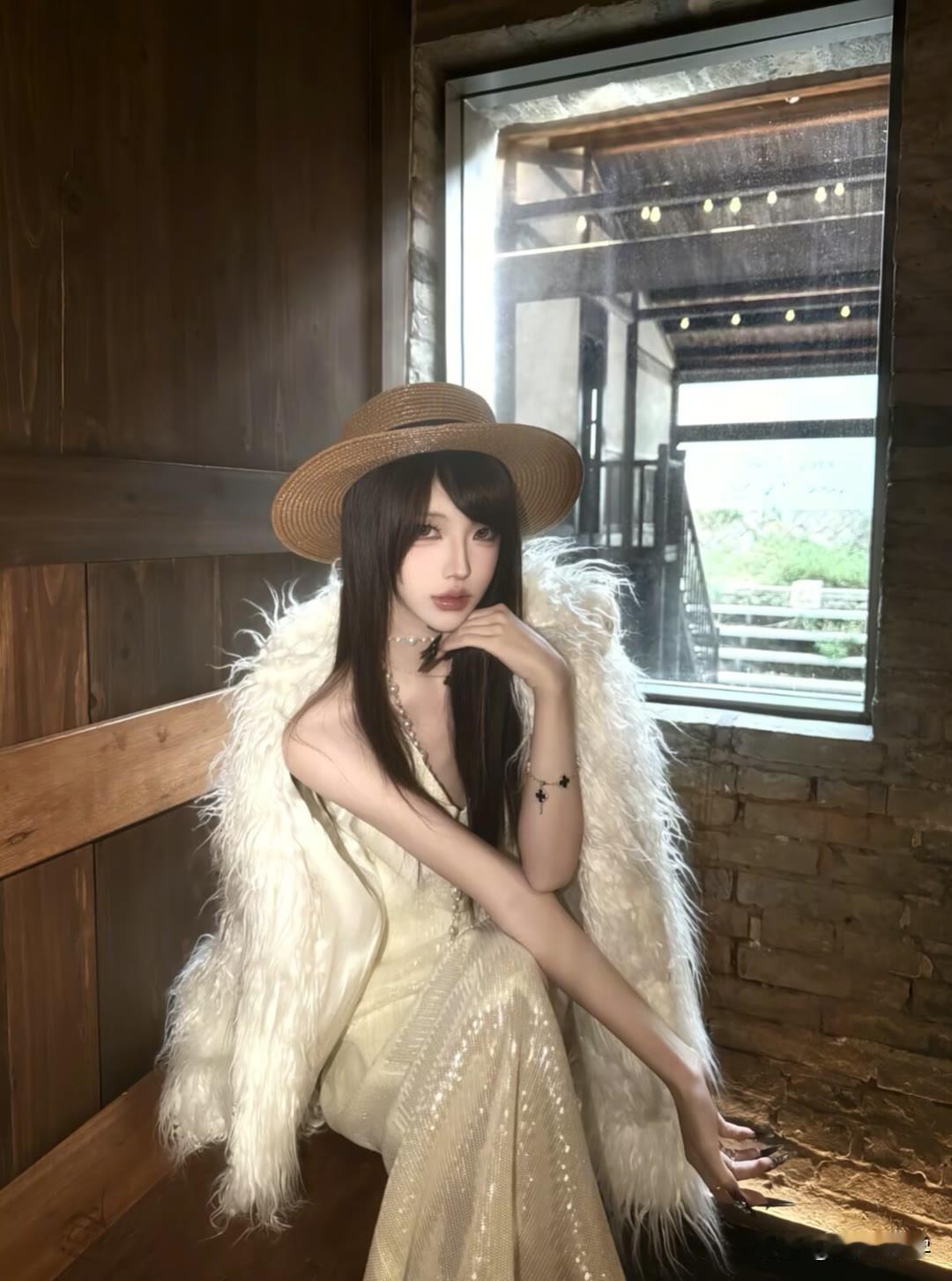 竹影摇曳间，佳人倚窗立，这画面简直美成了诗。想象一下，窗外翠竹在微风中轻轻晃动，