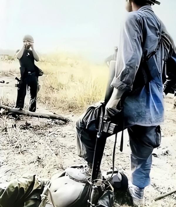 1972年，一个越南女兵的尸体静静躺在战场上，美军士兵为了炫耀，不仅扒掉她的裤子