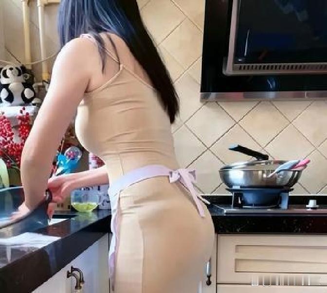 “贤妻良母”新解

如今的“贤妻良母”是：
上得了厅堂，下得了厨房，写得了代码，