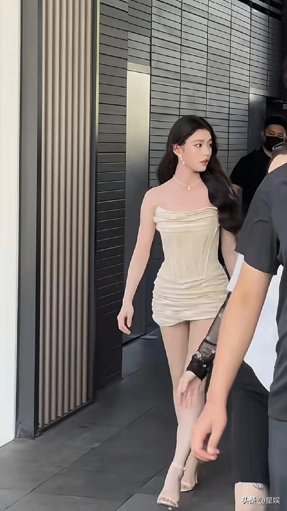 林允现身成都太古里线下活动，香槟裙