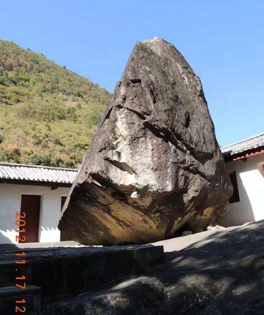 1983年，怒江一中学突然飞来一颗数百吨的巨石，四平八稳的矗立在院子中央。但是，