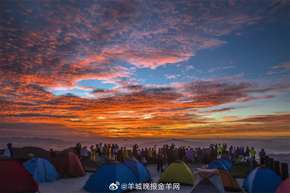#晚安# 帐篷披着夕阳入眠，云霞是山峦的薄被。晚安，让星河落入你梦里。[月亮] 