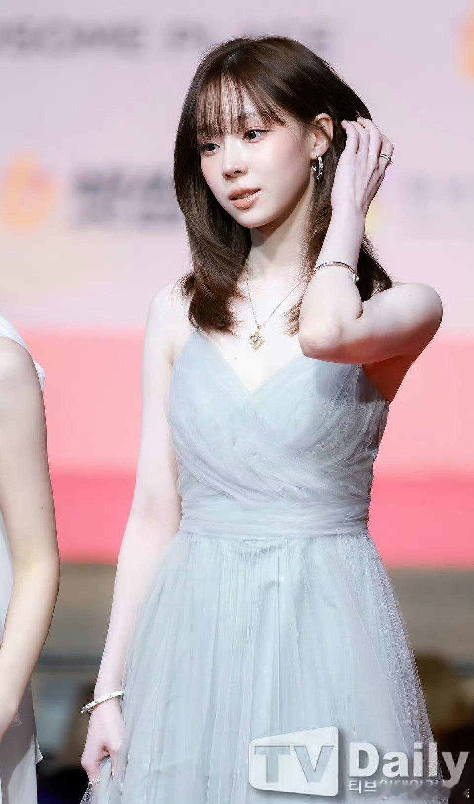 金玟庭纹身遮住了在舞台上和舞台下完全两种反差🩵🤍sbs舞台上是完美爱豆