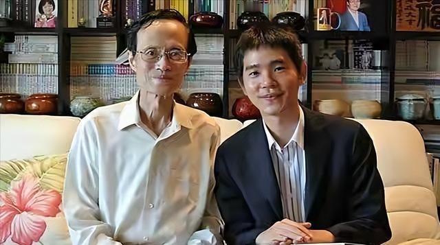 2012年，陈祖德病重住院期间，韩国著名棋手李世石到医院来探望，据说还送了钱。据