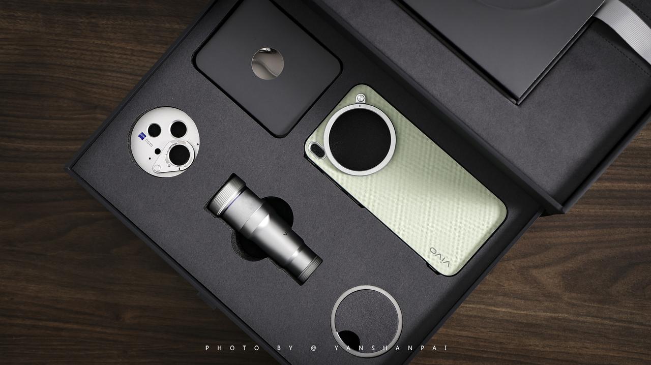 超能小V单——vivo X300s拿到了，而且是顶配的摄影师套装，分享一组我们的