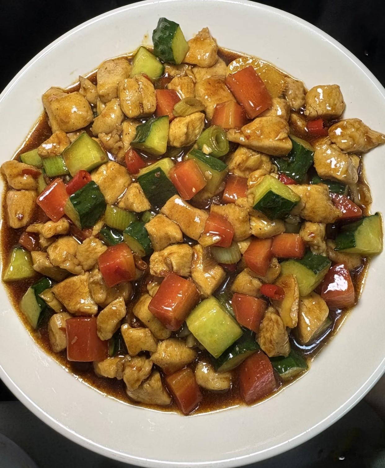 小孩子都喜欢吃宫爆鸡丁，肉质又嫩又鲜，我觉得是不是商家添加了嫩肉粉，问豆包后立马