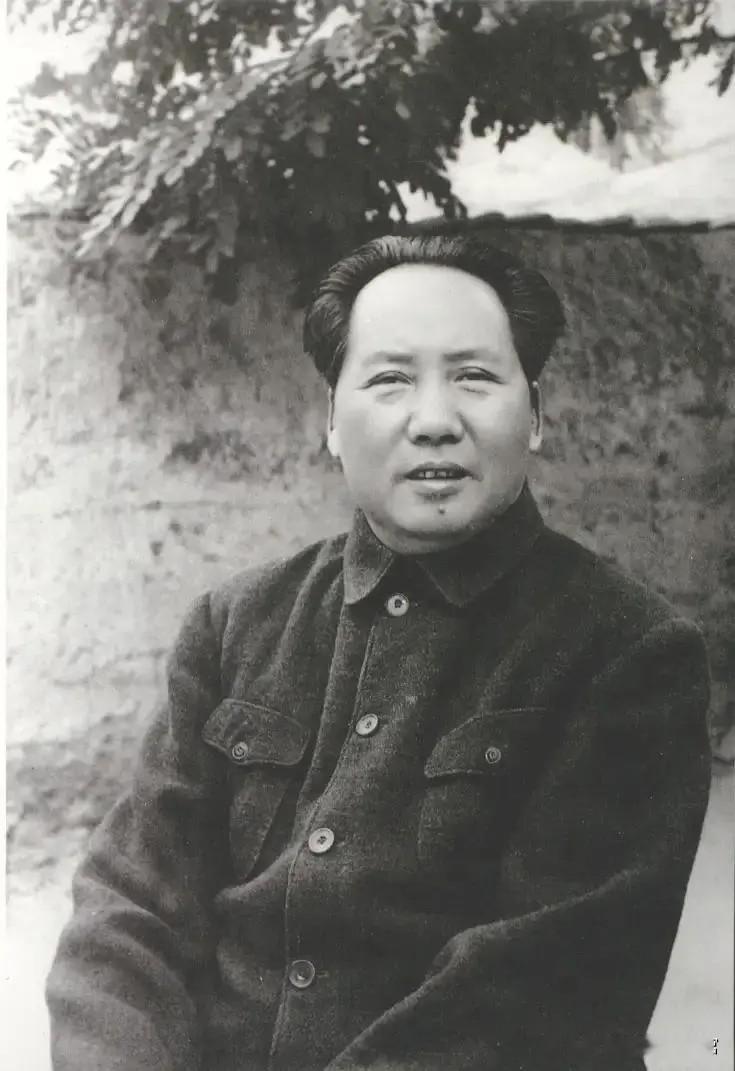 1949年北平时期的珍贵留影。历经漫长革命征程，胜利曙光已然到来。毛主席神情沉稳