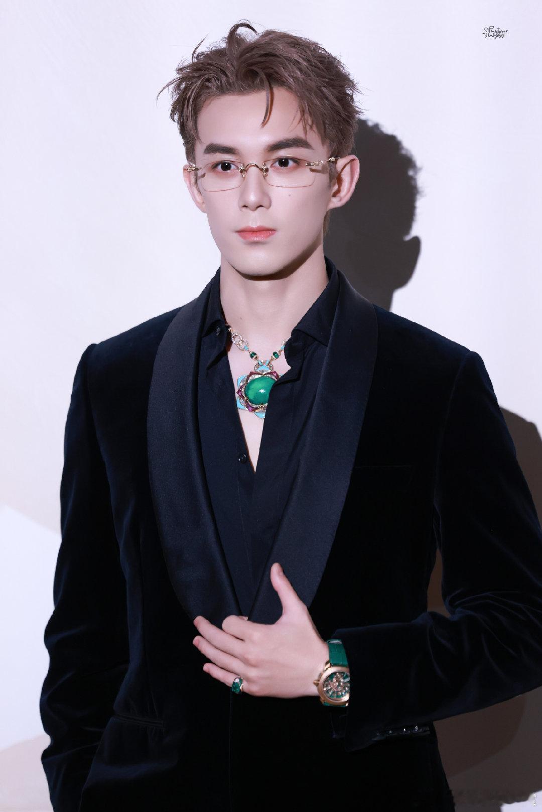 吴磊黑丝绒西装翡翠高珠这颗翡翠比我想象的还要大，快赶上鸡蛋了，和他的气质适配度拉
