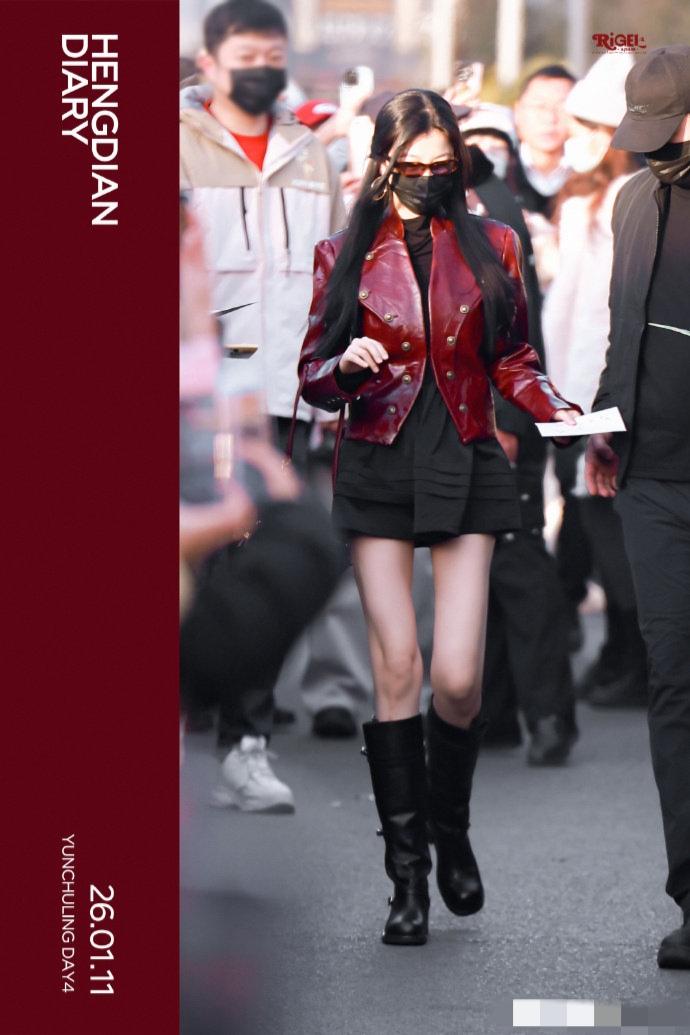 新年红战衣就位！虞书欣的红皮衣+小黑裙look鲨疯了！

红皮衣自带高光，小黑裙