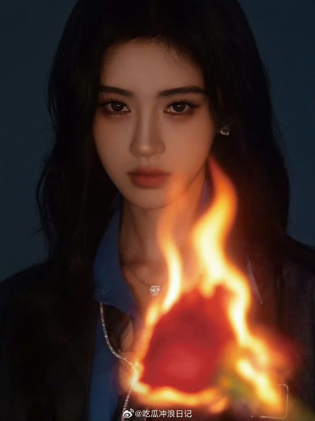 鞠婧祎火焰玫瑰鞠婧祎蓝调雨夜 炽红与幽蓝的极致碰撞，热情与冷冽的完美交融。今晚巅
