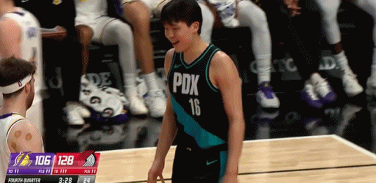 杨瀚森登场和蒂米打个招呼~！！ 