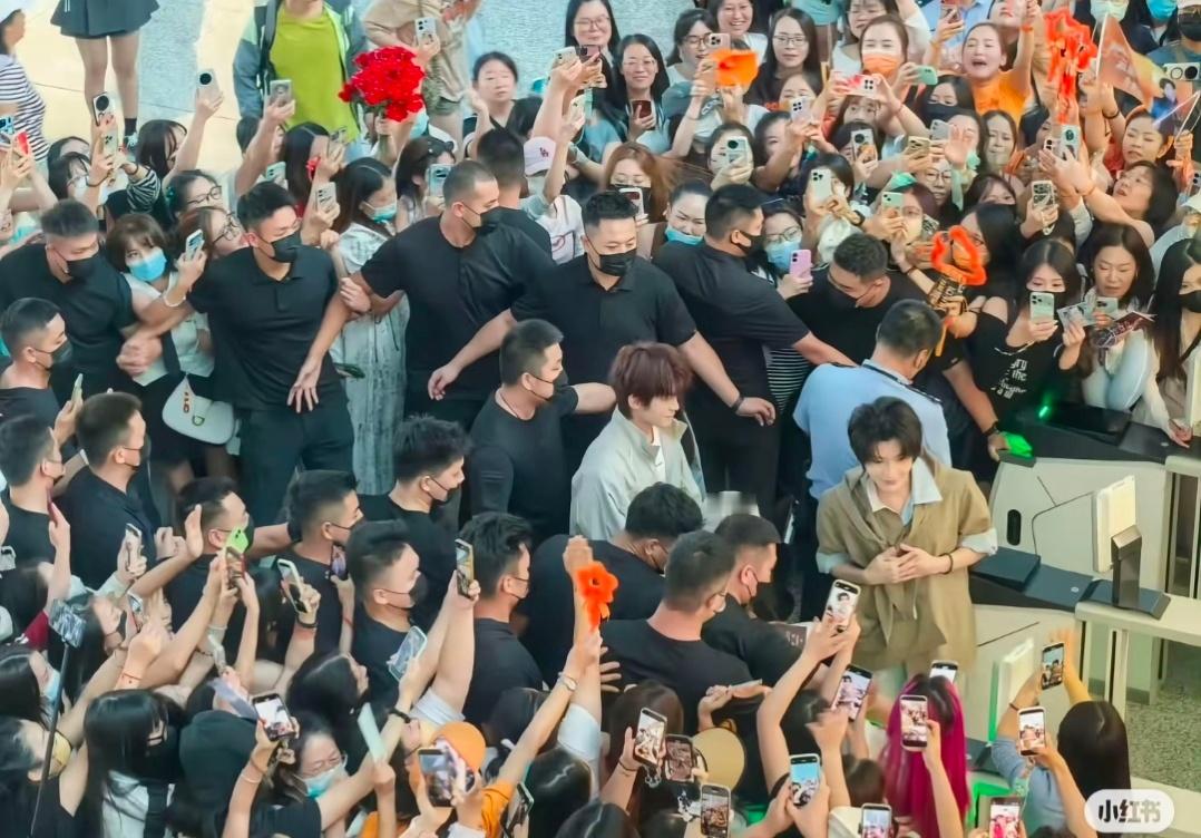老公，怕你那个视角看不全，换个视角来看，🧡橙色在你身边。 ​​​