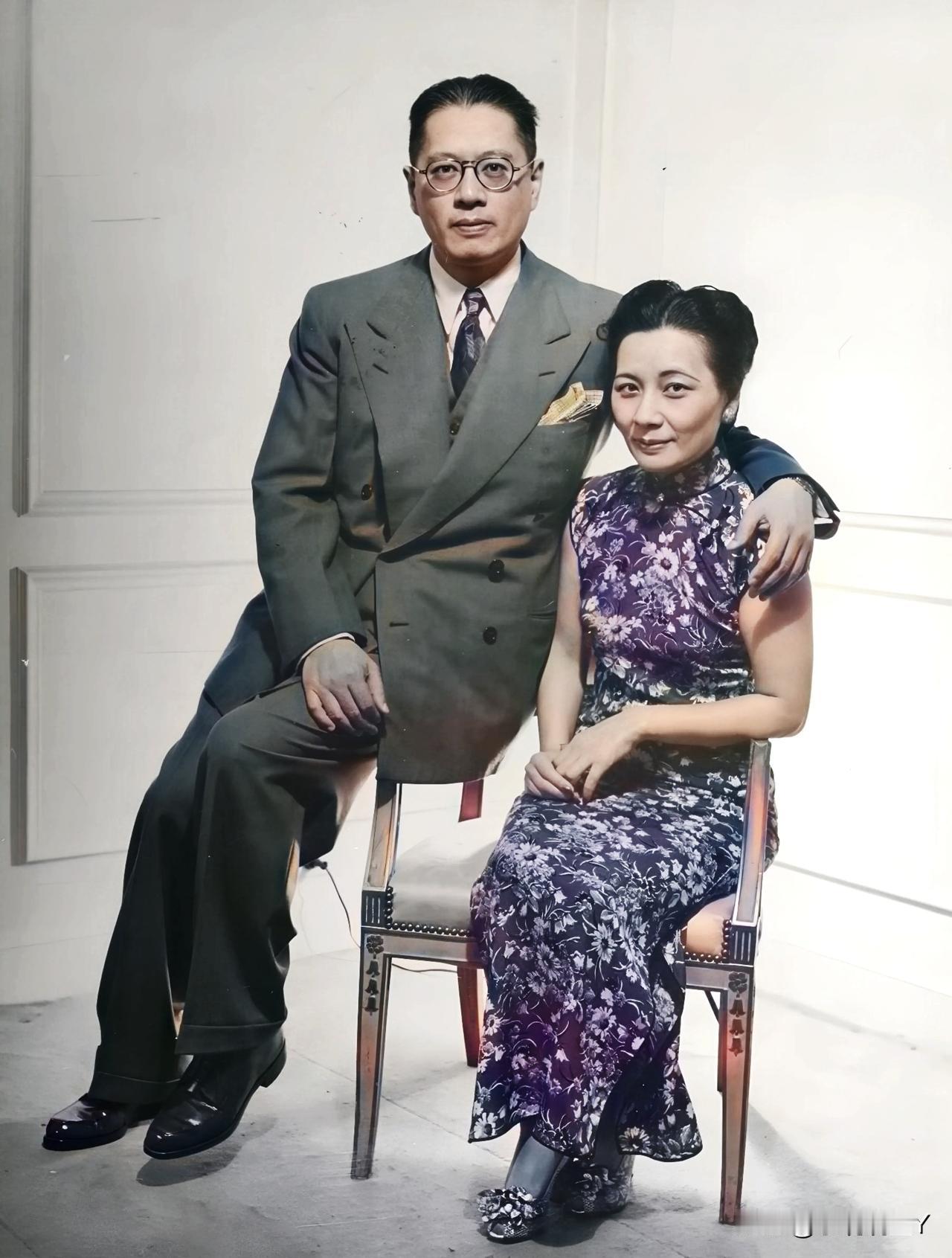 一九四六年，在南京的宋子文与其妹妹宋美龄。这绝非演戏，也绝非演员所扮演，而是当时