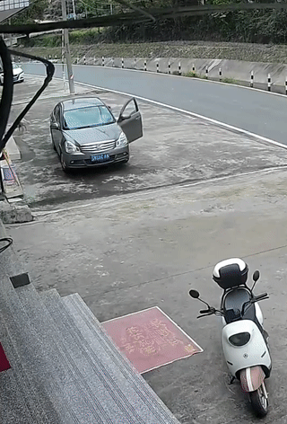 刚开始还以为这辆车有“自动驾驶功能”呢？
结果竟然是因为车主忘了拉手刹？
最后这