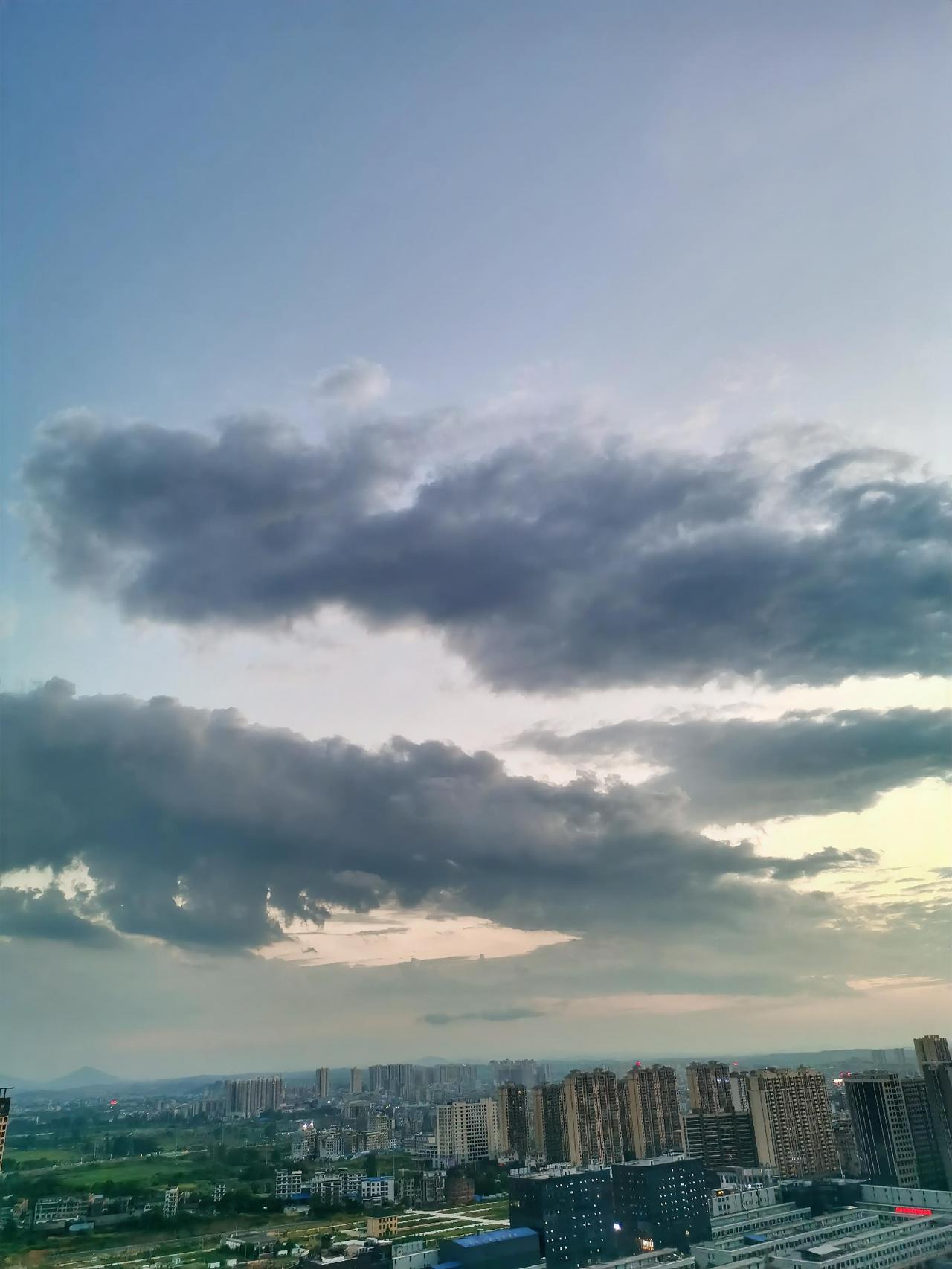 秋日的黄昏，当最后一抹晚霞燃尽，天际便铺展开一幅巨大的水墨长卷。

浓墨重彩的不