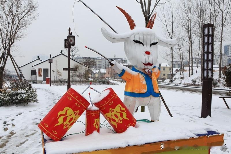 看到“飘飘瑞雪呈佳景”这个上联，我一下来了兴致。上联描绘出飘飘洒洒的瑞雪带来美好