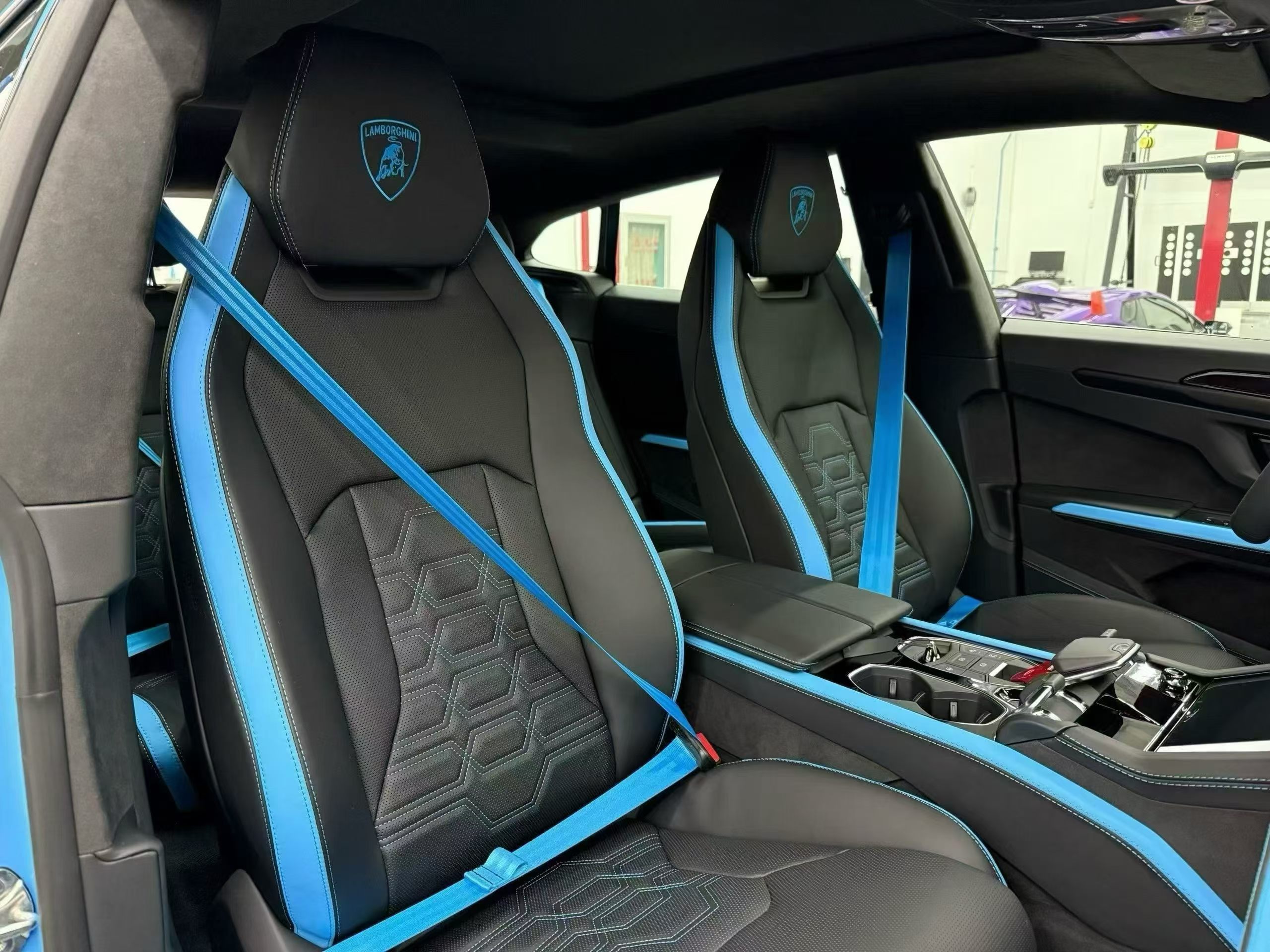 兰博基尼 Urus SE baby blue 淡蓝色、全新现车 